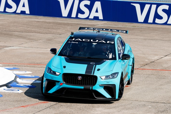 Weltpremiere des neuen Jaguar I-PACE eTROPHY Rennwagens beim Formel E-Prix in Berlin