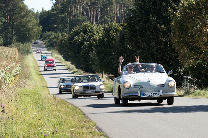 Auf die Plätze, fertig, los: 180 Oldtimer und Youngtimer gehen bei der 10. Hamburg-Berlin-Klassik 2017 an den Start